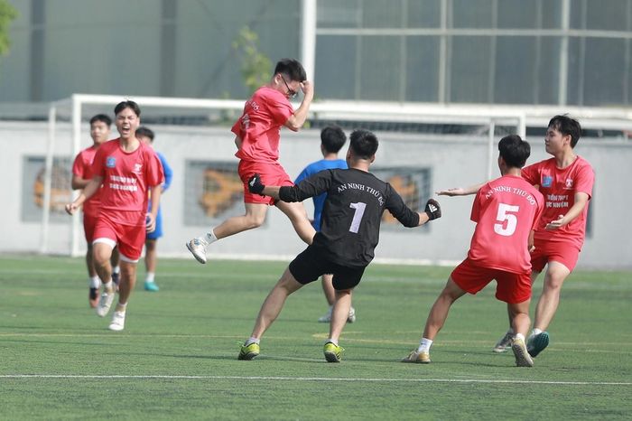Đội nhì bảng Thực nghiệm gây sốc khi hạ đẹp THPT Nguyễn Huệ