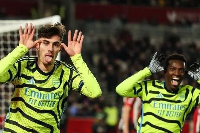 Thắng tối thiểu, Arsenal vươn lên ngôi đầu Premier League