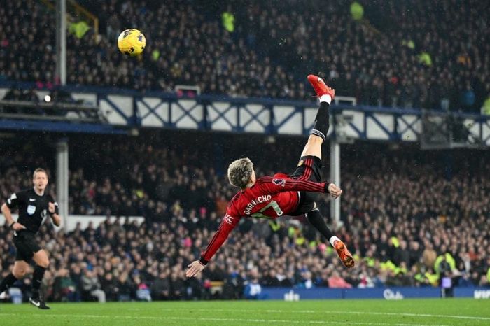 Garnacho lập siêu phẩm, Man Utd trở lại top 6 tại Premier League