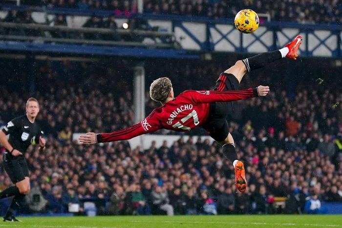Premier League: M.U chiến thắng tưng bừng, Tottenham thua ngược