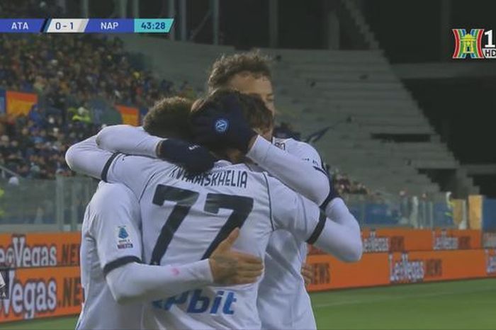 Napoli và AC Milan đều hoàn thành nhiệm vụ giành 3 điểm