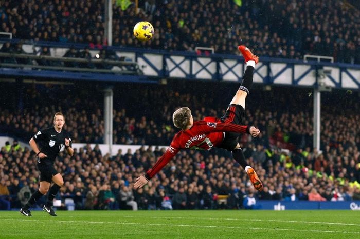 Garnacho lập siêu phẩm xe đạp chổng ngược, MU thắng 3 sao trên sân Everton