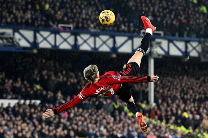Sao trẻ tái hiện siêu phẩm Rooney, Man Utd thắng đậm Everton