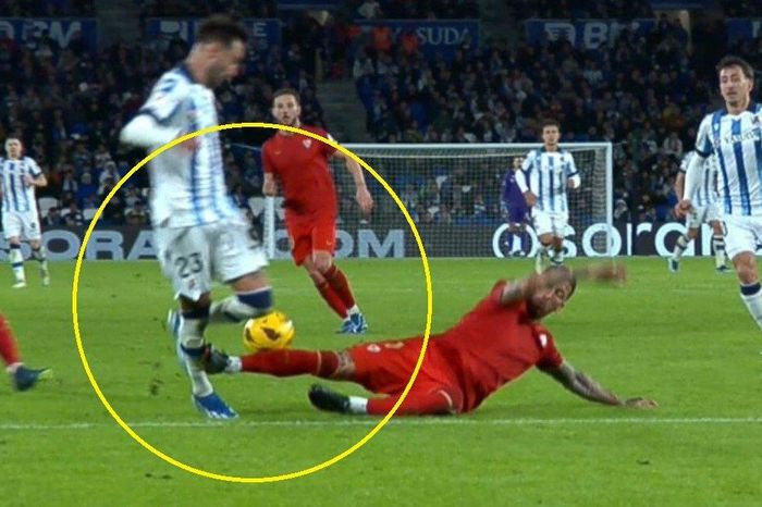 Đạp thẳng chân đối thủ, Sergio Ramos lập kỷ lục thẻ đỏ