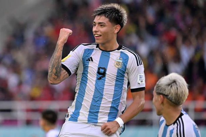 'Xe tăng Đức' lù lù đánh bại đàn em Messi ở loạt đấu súng
