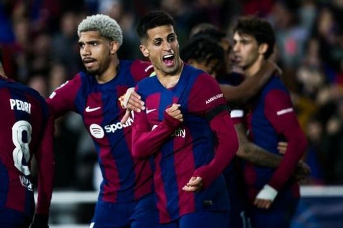 Lội ngược dòng, Barca vượt qua vòng bảng sau hai năm