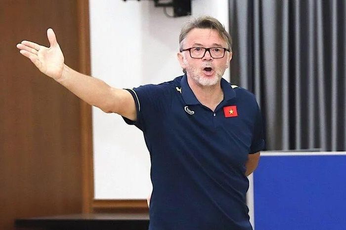 Hình ảnh đập tan nghi ngờ HLV Troussier không biết 'truyền lửa' ở tuyển Việt Nam; Man United cay đắng đánh rơi chiến thắng tại Istanbul