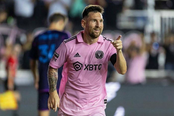 Messi lần đầu làm chuyện này cùng 'đội bóng áo hồng'