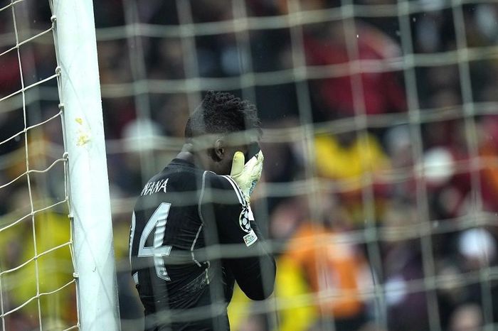 Erik ten Hag ca ngợi quá mức Andre Onana bất chấp 'gây họa' cho MU