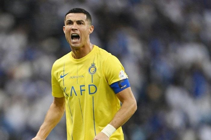 Ronaldo đổi thái độ khi fan hô vang 'Messi'