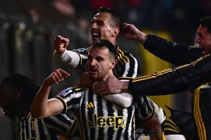 Juventus củng cố ngôi đầu Serie A