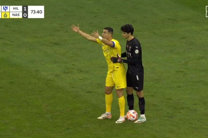 Ronaldo nổi giận, không cho thủ môn phát bóng sau khi bị VAR tước bàn thắng