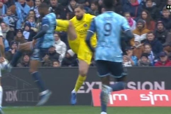 Thủ môn Donnarumma chơi bóng kiểu… kungfu, bị đuổi thẳng khỏi sân
