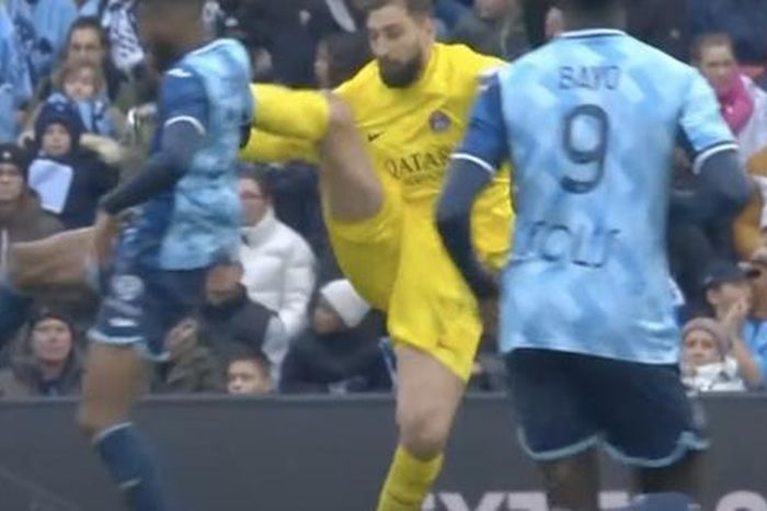 Donnarumma 'tung cước' phá bóng, nhận ngay thẻ đỏ
