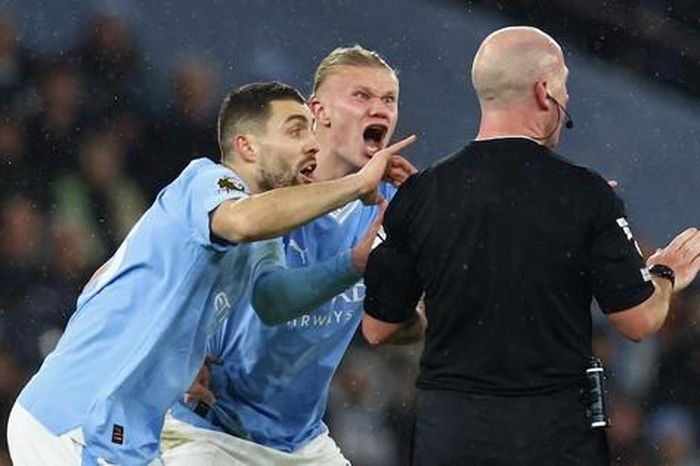 Haaland và Guardiola bức xúc vì quyết định khó hiểu của trọng tài