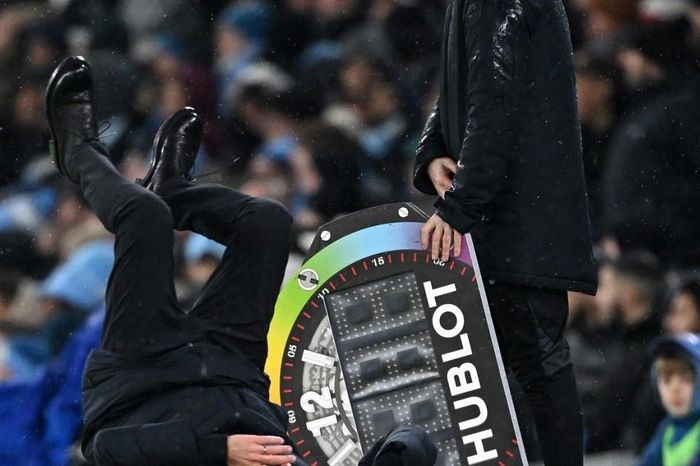 Man City hòa bất thường, Pep Guardiola ôm mặt ngã lăn ra sân