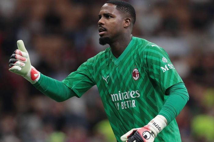 Man United chiêu mộ thủ môn AC Milan thay thế Onana?