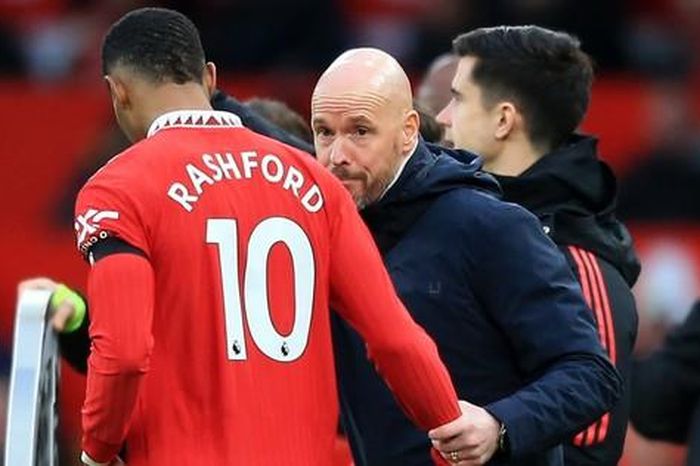 Ten Hag phủ nhận bị học trò lật ghế tại MU