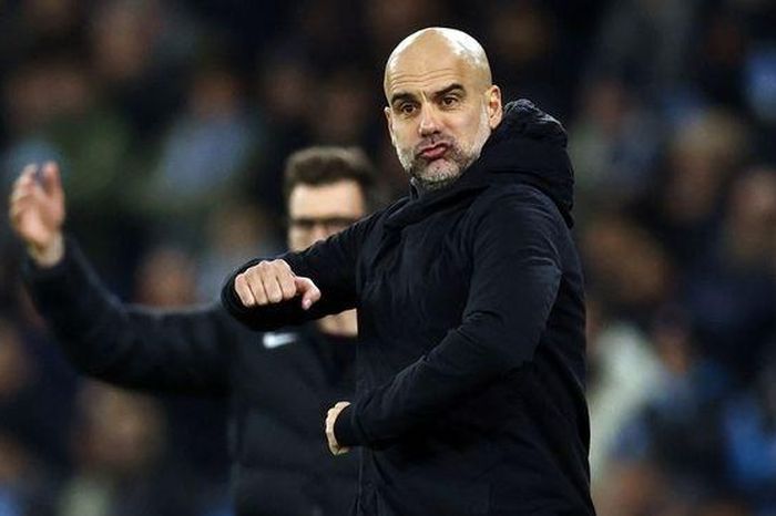Pep Guardiola nổi đóa mắng huyền thoại MU, Liverpool chê Man City