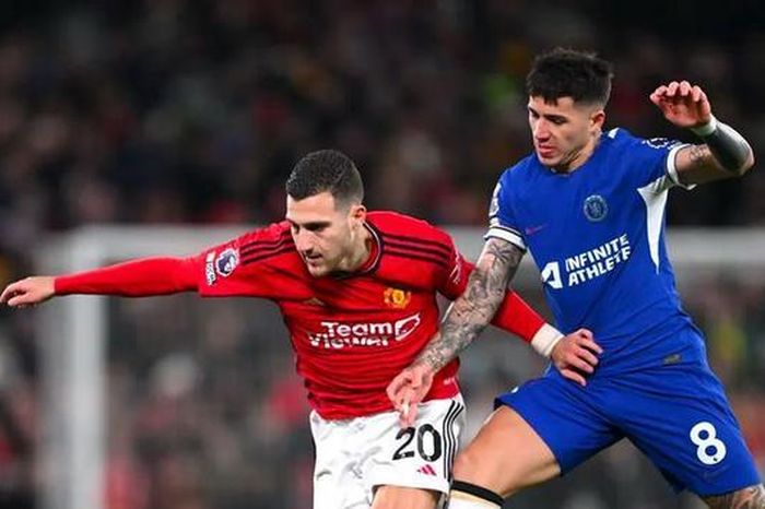 Man Utd thăng tiến, Man City xuống hạng