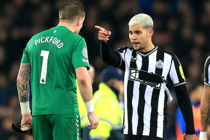 Newcastle thua đậm đội đang đua trụ hạng