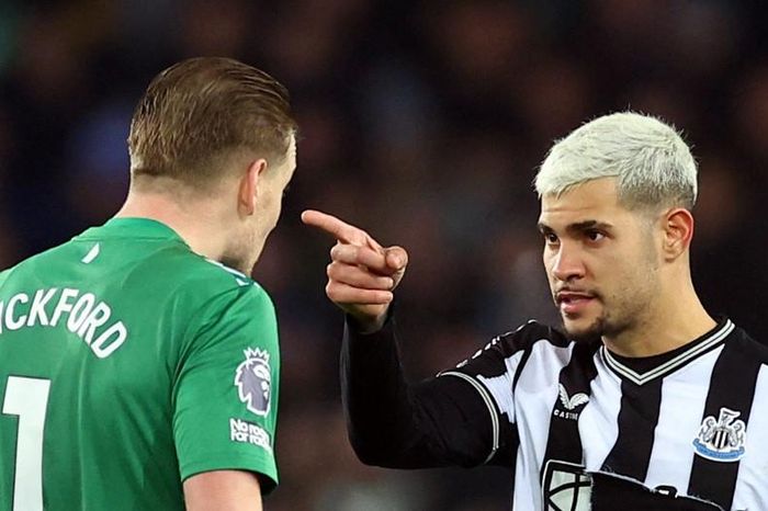 Cầu thủ Newcastle giận dữ đòi 'xử' Jordan Pickford