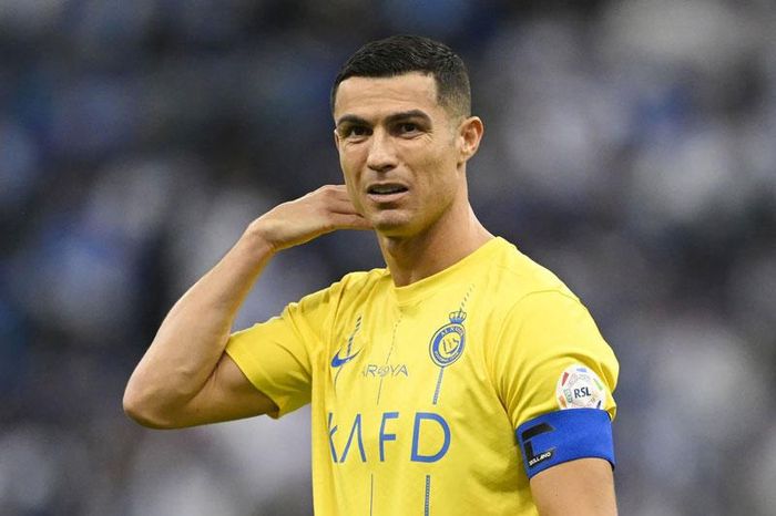 Top 10 cầu thủ giàu nhất thế giới: Ronaldo xếp sau 2 cái tên