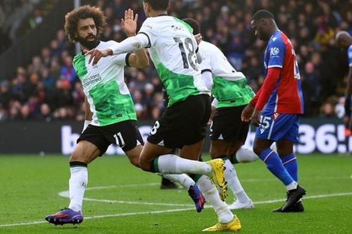 Salah ghi bàn thứ 200, Liverpool hạ Crystal Palace lên ngôi đầu bảng
