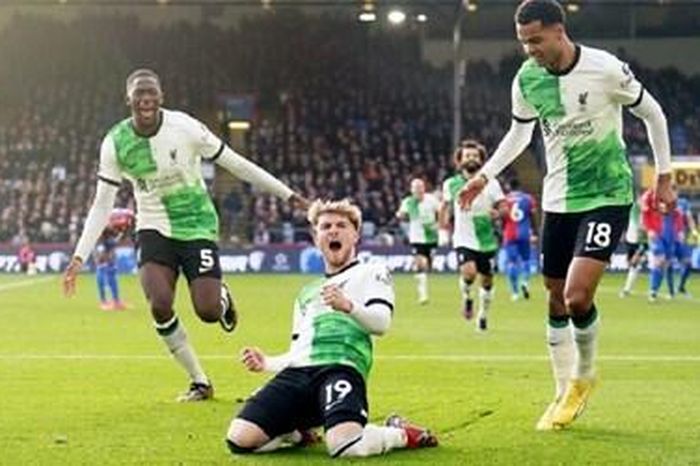 Liverpool tạm chiếm ngôi đầu Ngoại hạng Anh