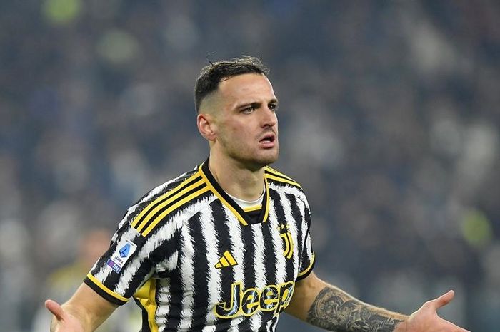 Hạ Napoli, Juventus chiếm ngôi đầu Serie A