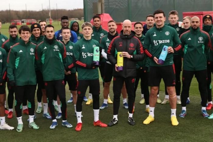 MU nhận hat-trick giải thưởng, Erik ten Hag làm ngay điều đặc biệt