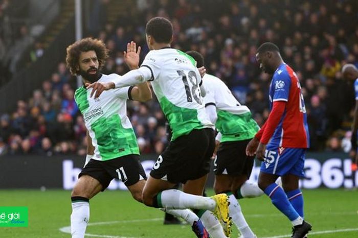 Liverpool lại lội ngược dòng đầy cảm xúc để giành lấy ngôi đầu