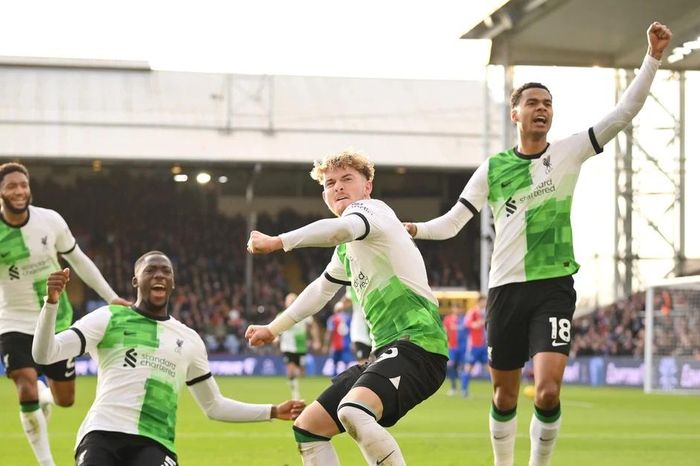 Harvey Elliott tỏa sáng đưa Liverpool lên ngôi đầu Premier League