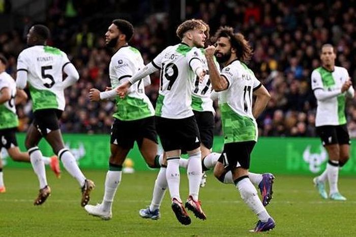 Ngược dòng đầy cảm xúc, Liverpool giành lấy ngôi đầu