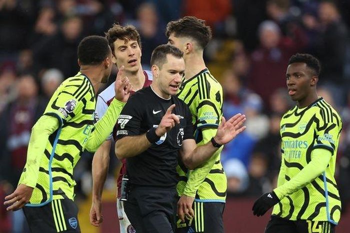 VAR lại gây tranh cãi ở trận thua của Arsenal