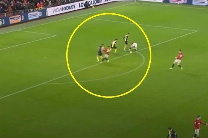 Trọng tài mắc sai lầm ở trận thua của Man United