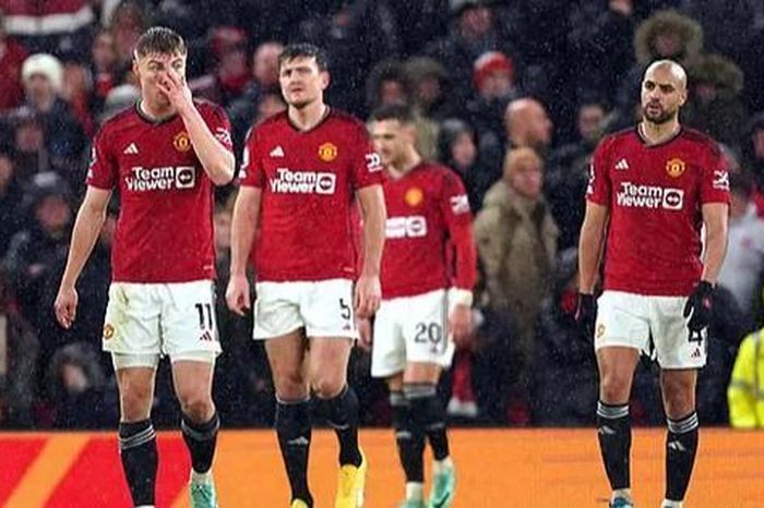 Choáng váng với thảm bại của Man United, cổ động viên phẫn uất
