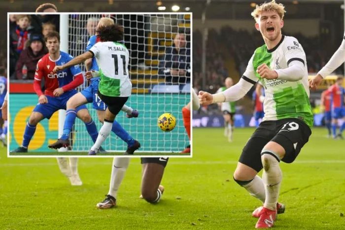 Liverpool lên đỉnh bảng Ngoại hạng Anh sau trận thắng tranh cãi