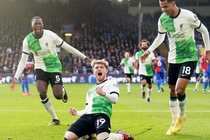 Ngược dòng đánh bại Crystal Palace, Liverpool chiếm ngôi đầu giải Ngoại hạng Anh