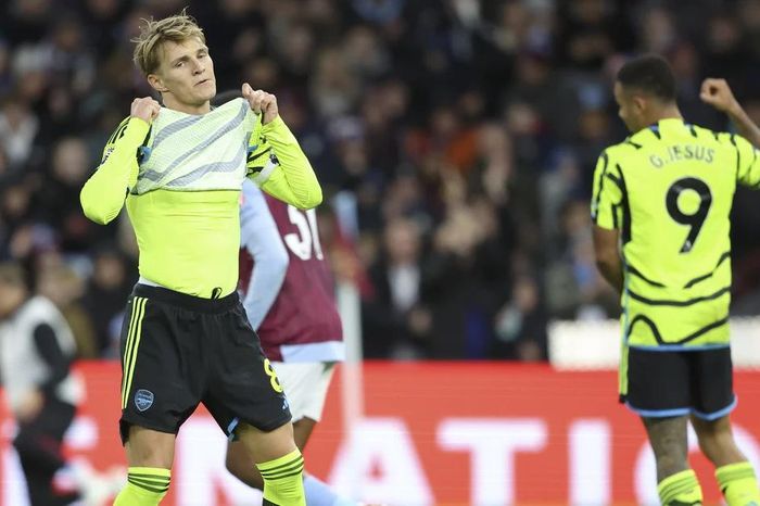 Premier League: Arsenal mất ngôi đầu, Manchester United thảm bại