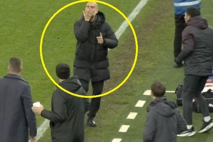 Pep chế nhạo trọng tài khi Man City có bàn thắng