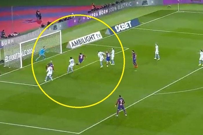Pha bỏ lỡ khó tin của Lewandowski khiến Barca trả giá