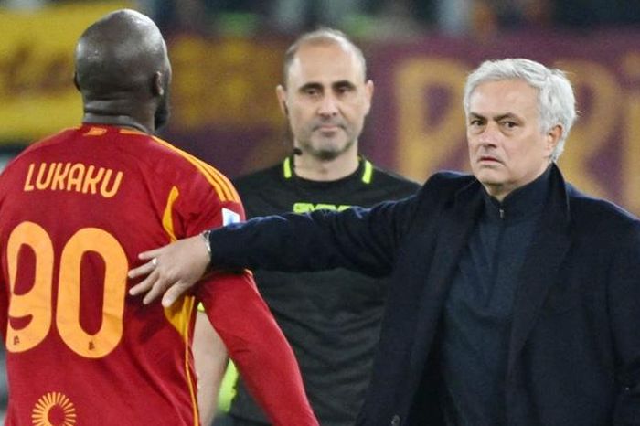 Mourinho bỏ họp báo để phản đối tấm thẻ đỏ của Lukaku