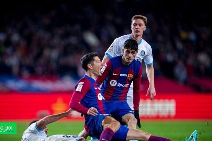 Barcelona thảm bại làm Real Madrid mất ngôi ngôi đầu La Liga