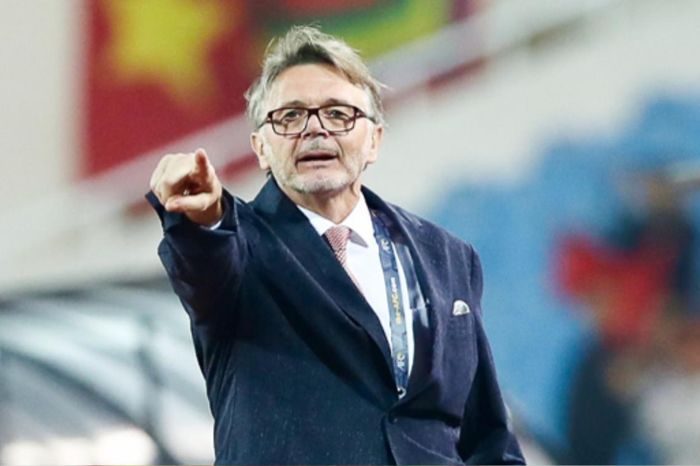 Từ HLV Erik ten Hag nhìn về ông Troussier