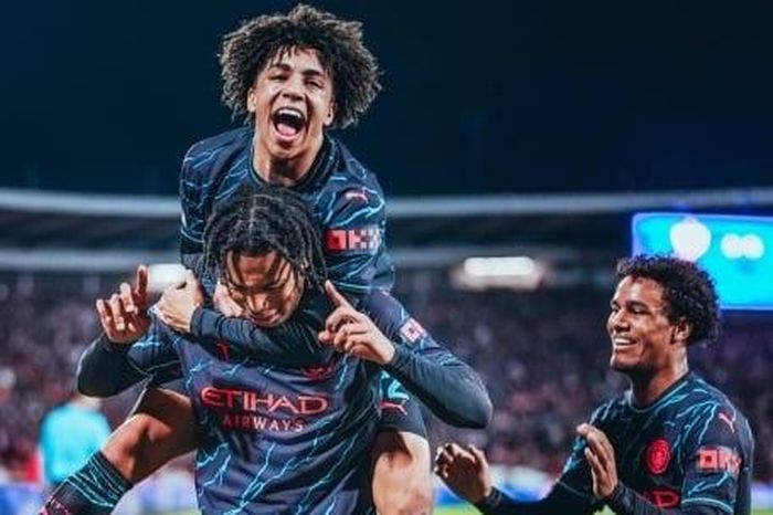 Cậu bé nhặt bóng đi vào lịch sử Man City