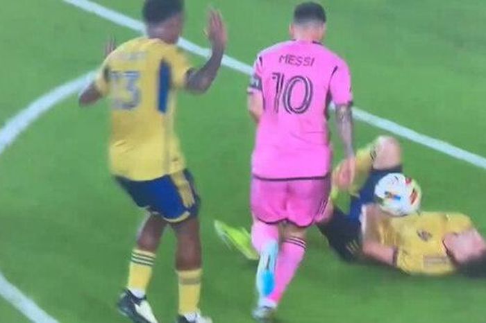Pha bóng gây sốt của Messi