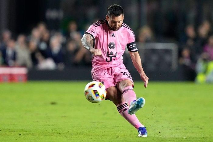 Đối thủ dùng chiêu lạ khi Messi đá phạt