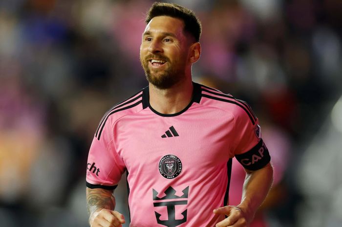 Messi tâng bóng qua người cầu thủ đang nằm sân