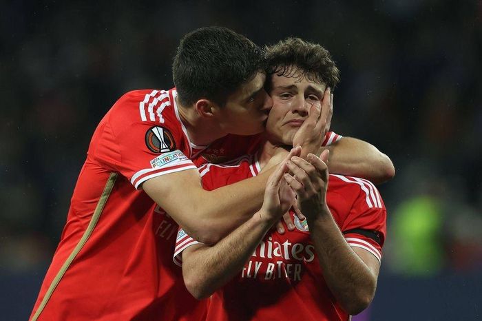Khoảnh khắc lấy đi nước mắt sau trận đấu tại Europa League